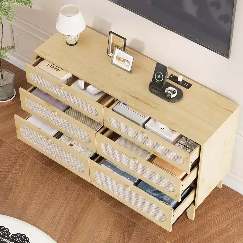 Cassettiera in Rattan con Prese di Corrente per Camera da Letto, Armadio Moderno Naturale con Maniglie e Gambe in Legno, Dotato di Kit Antiribaltamento, Rovere Naturale