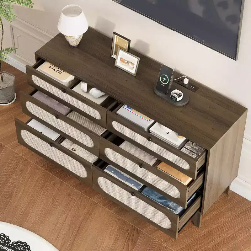 Cassettiera in Rattan con Prese di Corrente per Camera da Letto, Armadio Moderno Naturale con Maniglie e Gambe in Legno, Dotato di Kit Antiribaltamento, Rovere Naturale
