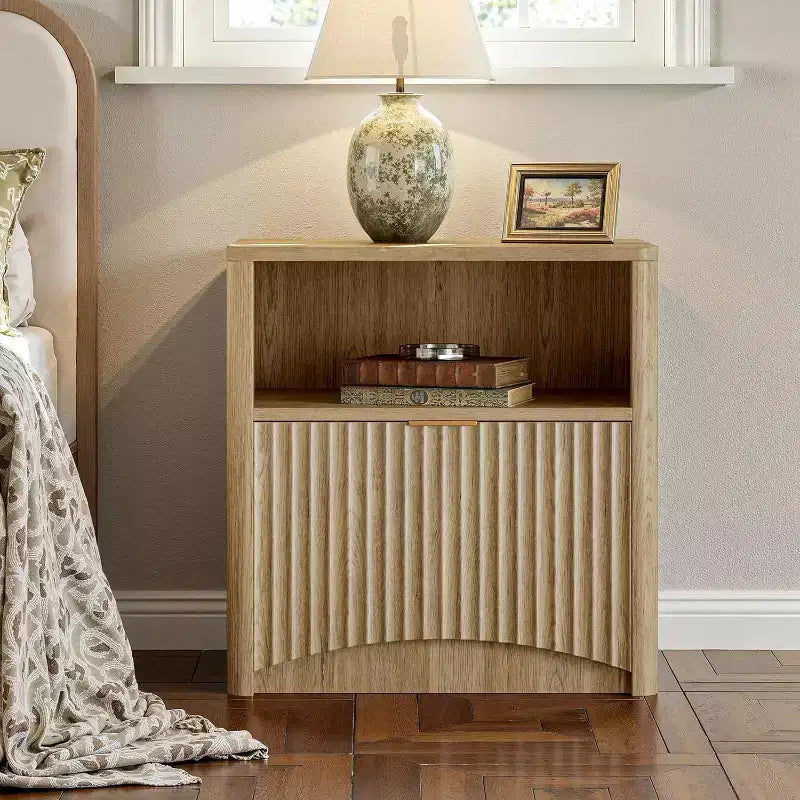 Comodino scanalato, comodino in rovere naturale con cassetto e vano a giorno, comodino moderno largo 58 cm per camera da letto