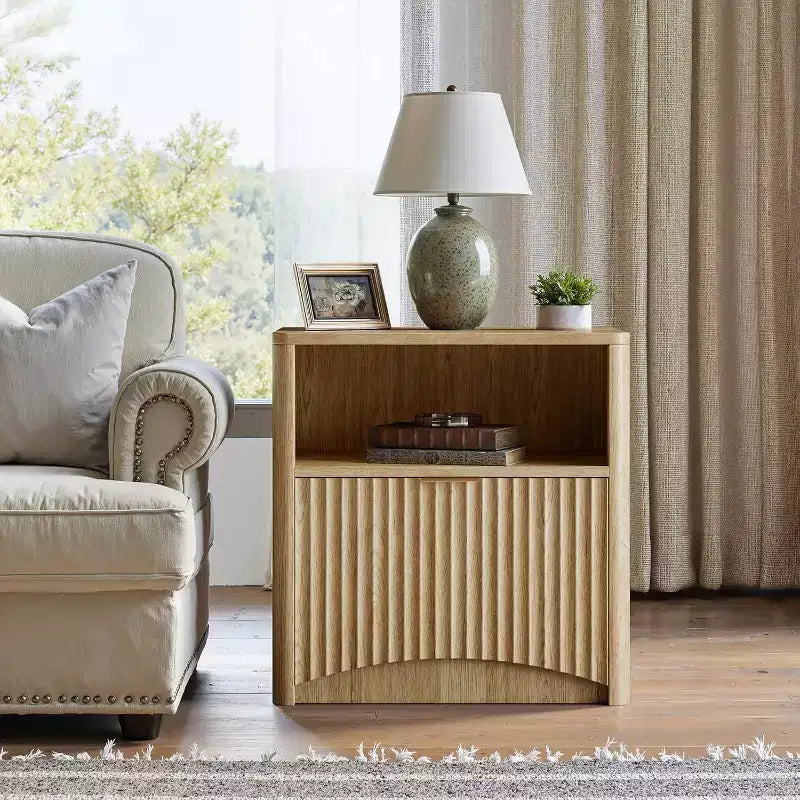 Comodino scanalato, comodino in rovere naturale con cassetto e vano a giorno, comodino moderno largo 58 cm per camera da letto