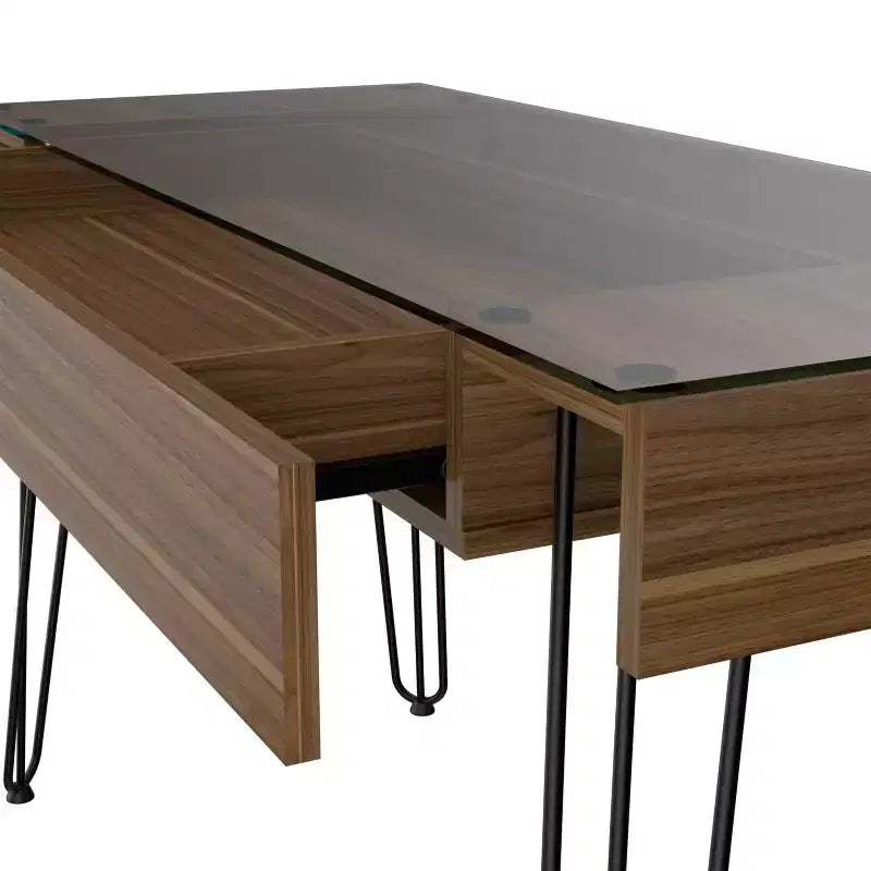 Scrivania industriale da 55" con ripiano in vetro temperato, gambe in metallo e mensola portaoggetti