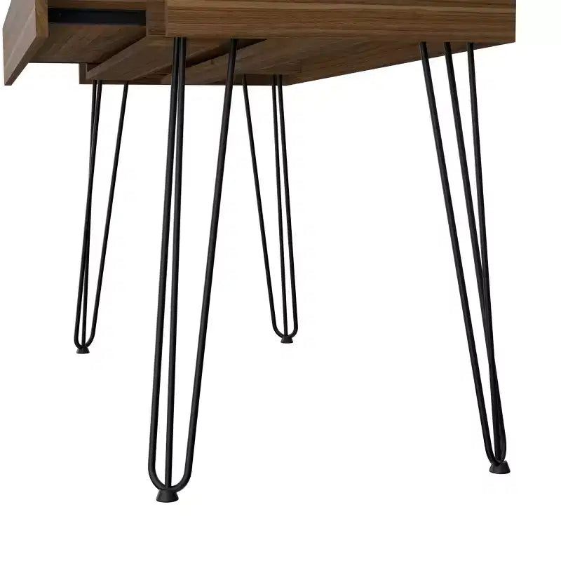 Scrivania industriale da 55" con ripiano in vetro temperato, gambe in metallo e mensola portaoggetti
