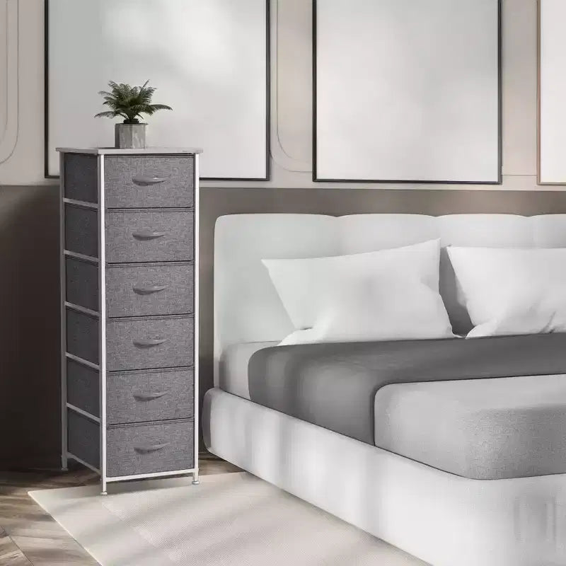 Comodino stretto a 6 cassetti con struttura in acciaio e piano in legno – Cesti in tessuto per camera da letto