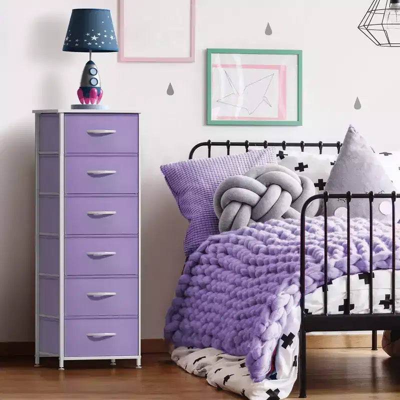 Comodino stretto a 6 cassetti con struttura in acciaio e piano in legno – Cesti in tessuto per camera da letto