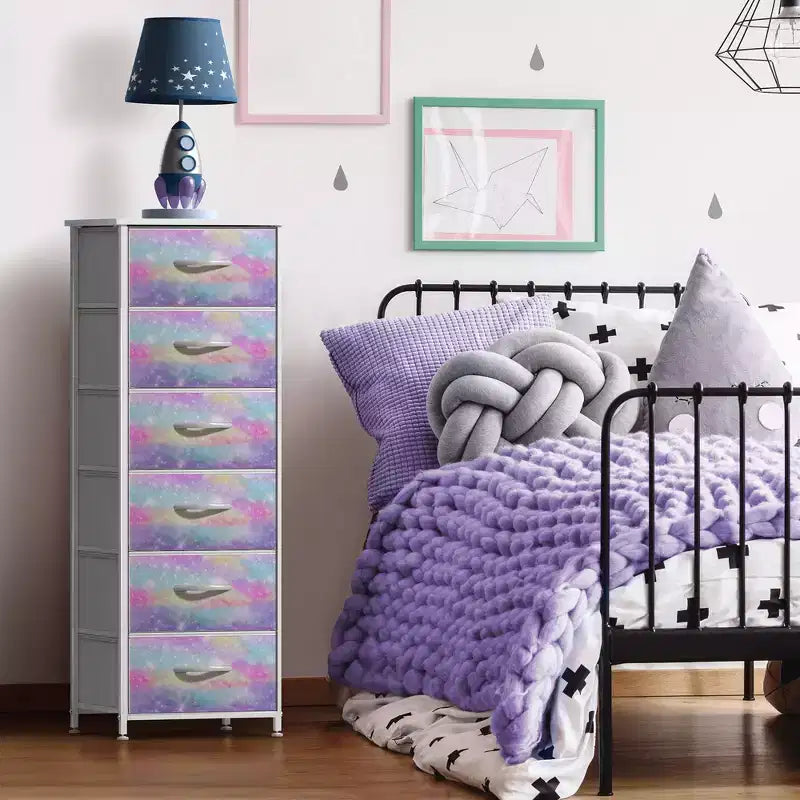 Comodino stretto a 6 cassetti con struttura in acciaio e piano in legno – Cesti in tessuto per camera da letto