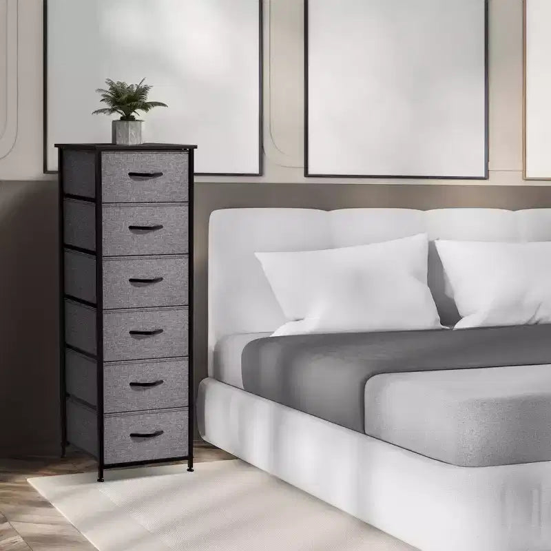Comodino stretto a 6 cassetti con struttura in acciaio e piano in legno – Cesti in tessuto per camera da letto