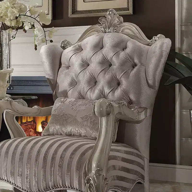 Poltrona di design in pelle da 35" – Capitonnè, color cammello, gambe in legno | Nessun assemblaggio richiesto