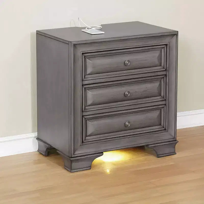Comodino con 3 cassetti in cedro, porte USB e maniglie anticate – Pre-assemblato