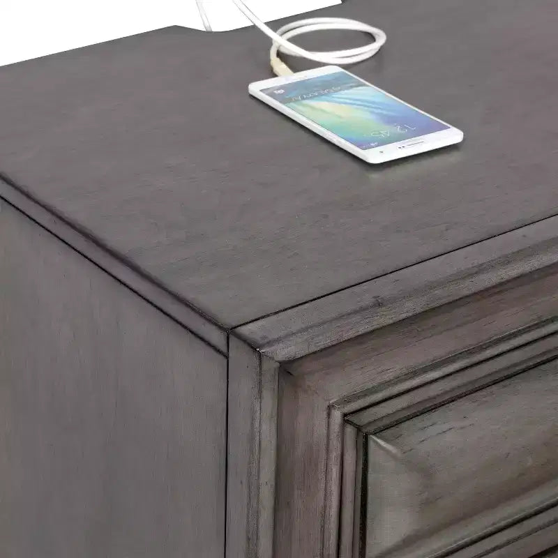 Comodino con 3 cassetti in cedro, porte USB e maniglie anticate – Pre-assemblato
